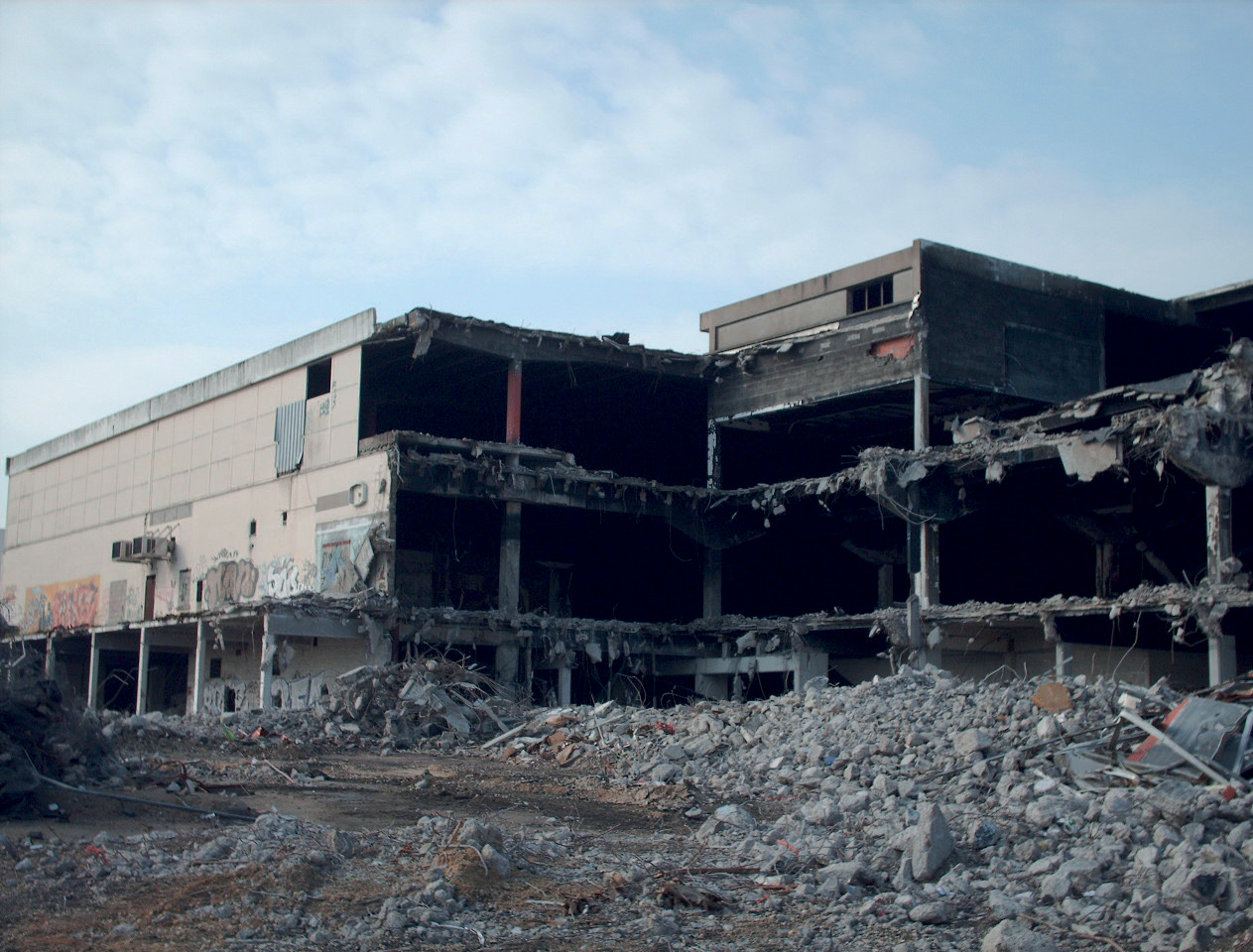 Photographie de l’ancien centre commercial en cours de démolition