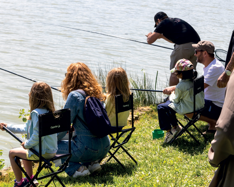 Adultes et enfants pêchant à la ligne