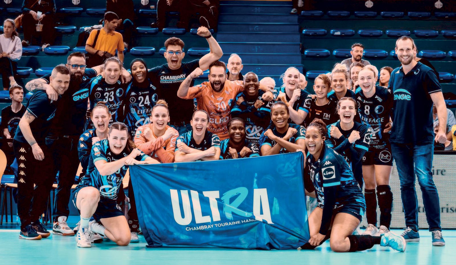 L’équipe du CTHB et son personnel sportif prennent la pose et manifestent leur joie après la victoire