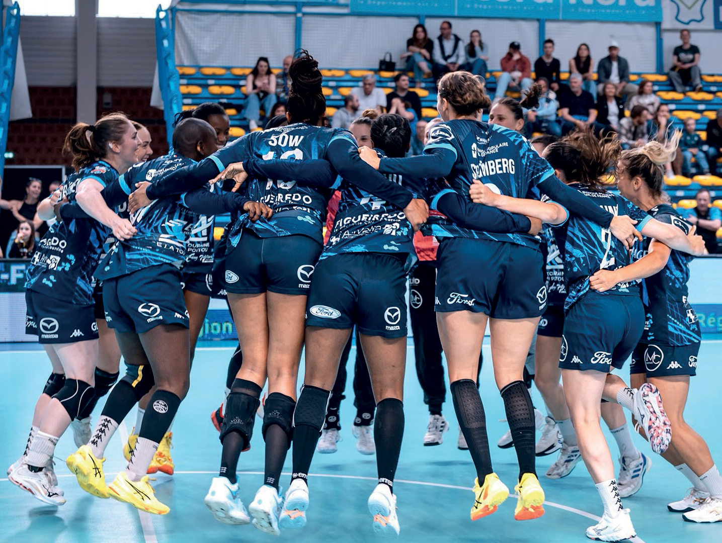 L’équipe du CTHS en cercle pour renforcer sa cohésion