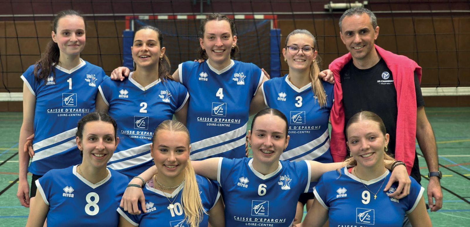 Photographie de groupe des volleyeuses avec leur entraineur